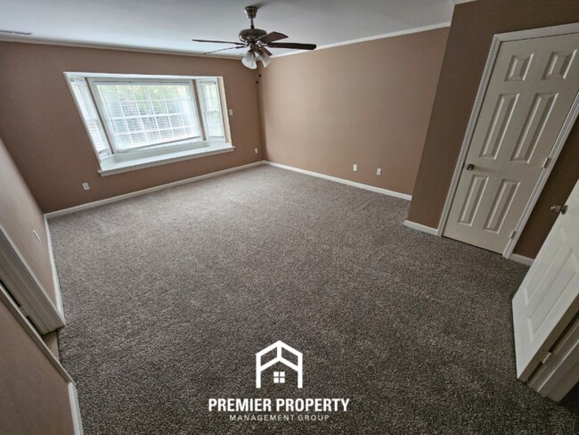 Building Photo - 2116 Rolling Valley Dr