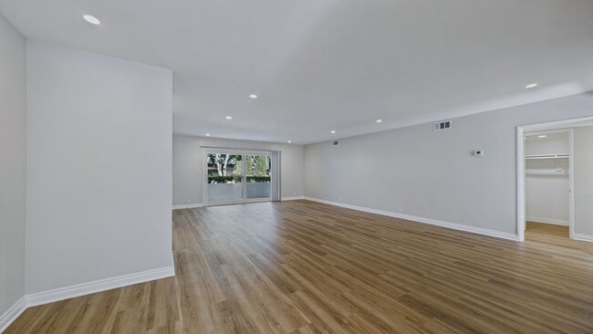 Building Photo - 420 Fairview Ave