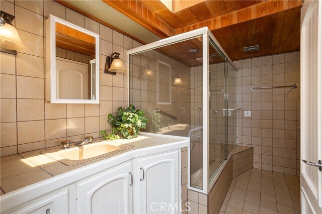 Building Photo - 319 Avenida Cerritos