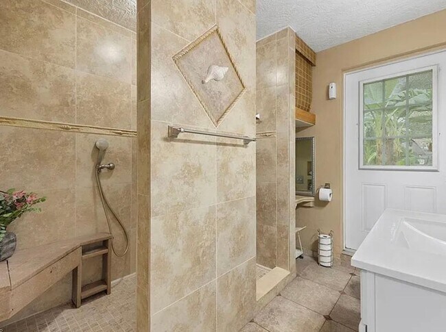 Building Photo - Charming 3-bedroom, 2-bath pool home available for move-in at the end of June.