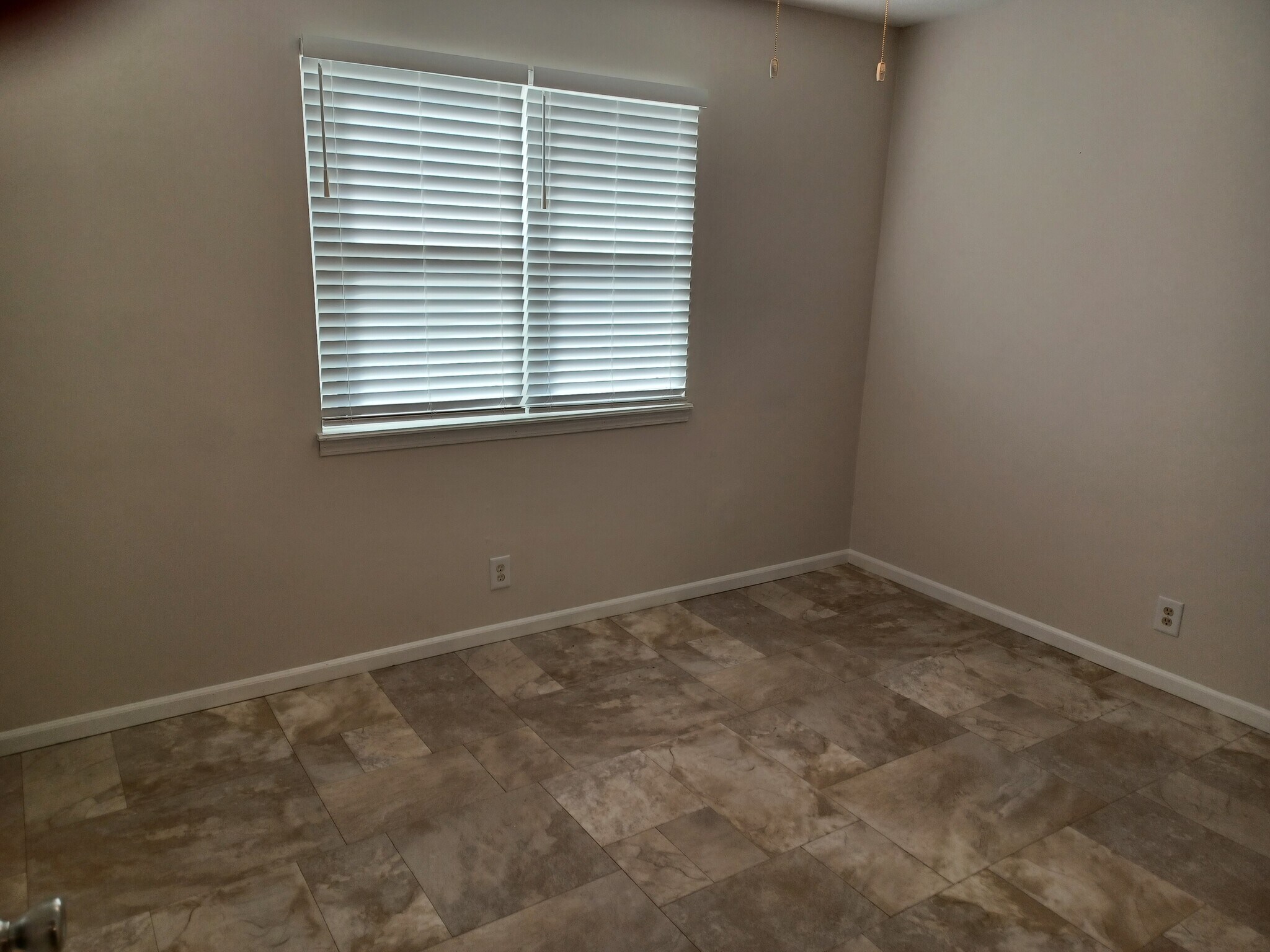 Building Photo - 1016 Riverview Dr