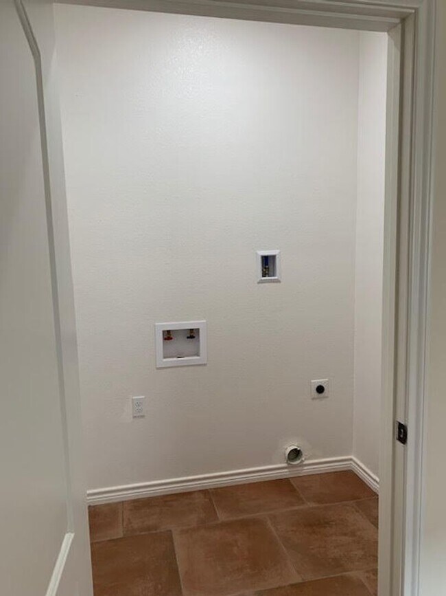 Building Photo - 1 bedroom /1 bathroom units available in a brand new complex! Move in now!!