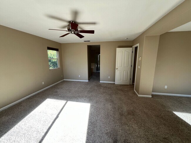 Building Photo - Highly Saught After Stonelake 4 Bedroom wi...