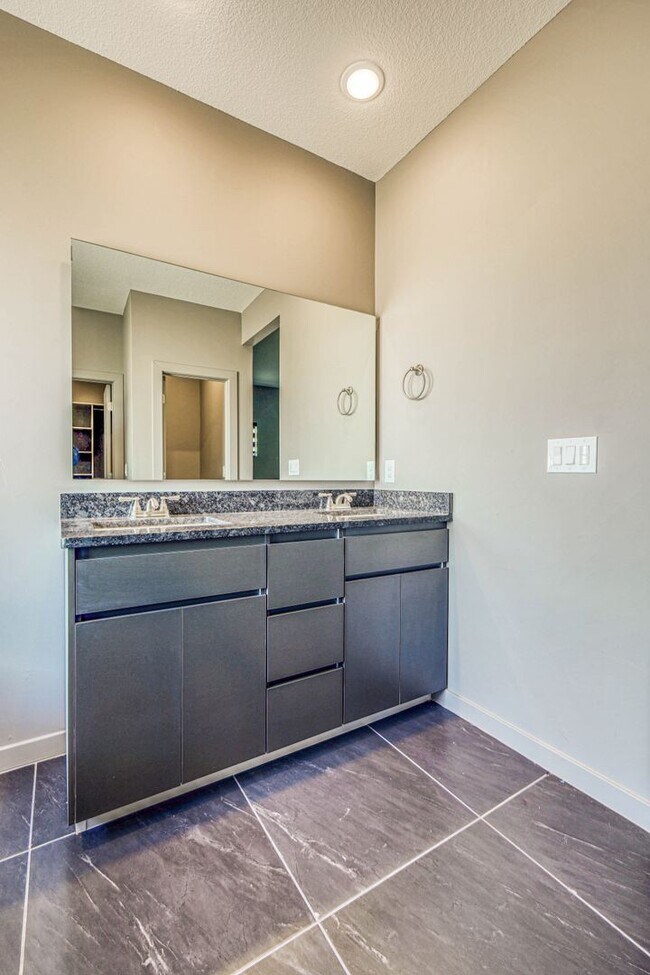 Building Photo - Beautiful East side House 4 bed-2.5 baths, part of The Overlook Casa Club that includes Swimming ...