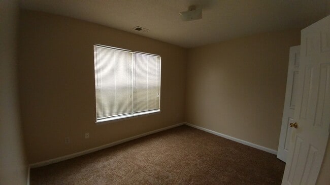 Building Photo - Great In-Law Suite Property - Master on Up...