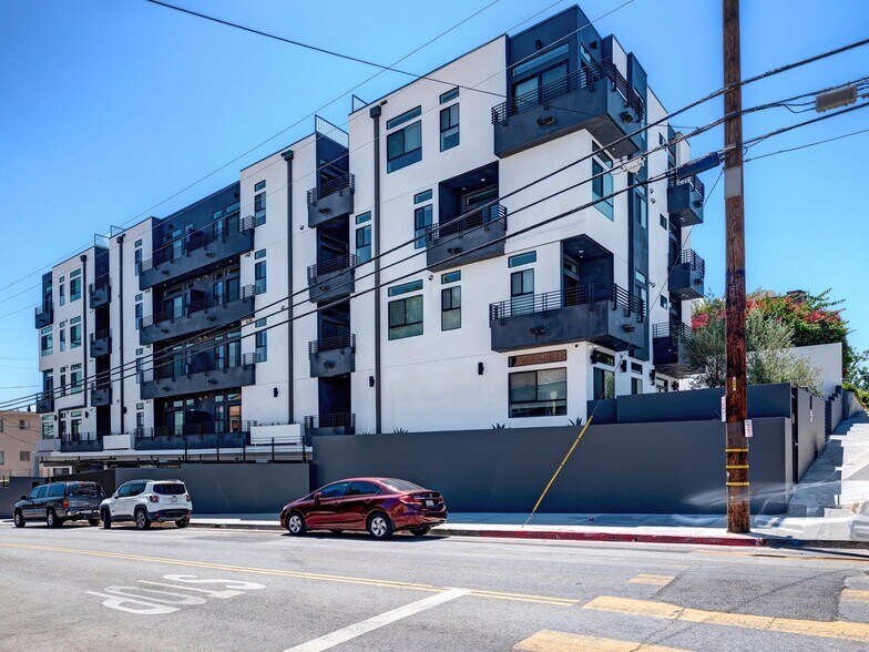 Building Photo - 338 N Mariposa Ave