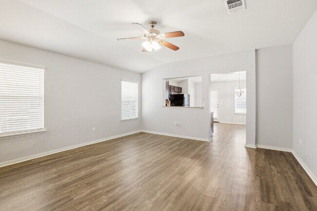 Building Photo - 4 Bed, No Carpet Home in Kyle, Available for Immediate Move-In
