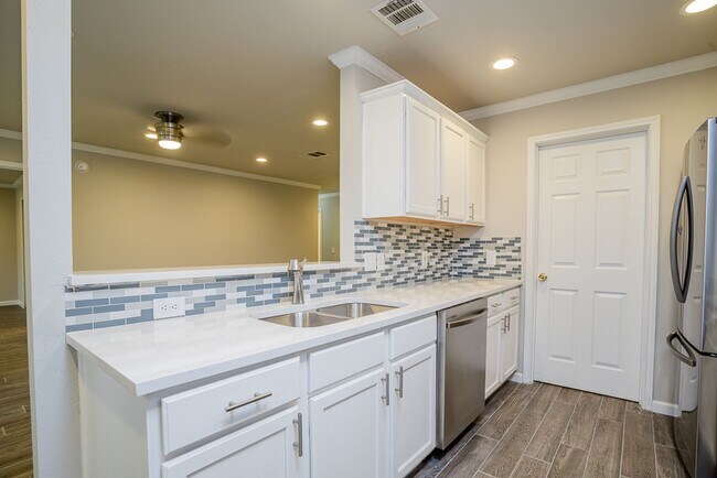 Building Photo - Charming 3/BR 2/BA One-Story Home with Gar...