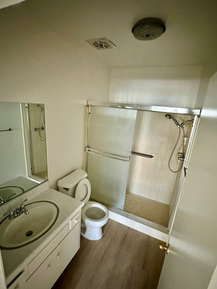 Building Photo - 4350 Troost Ave