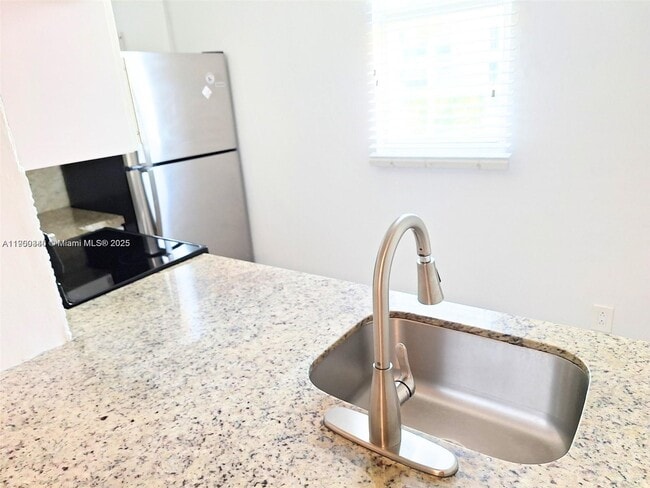 Building Photo - 2011 Bay Dr