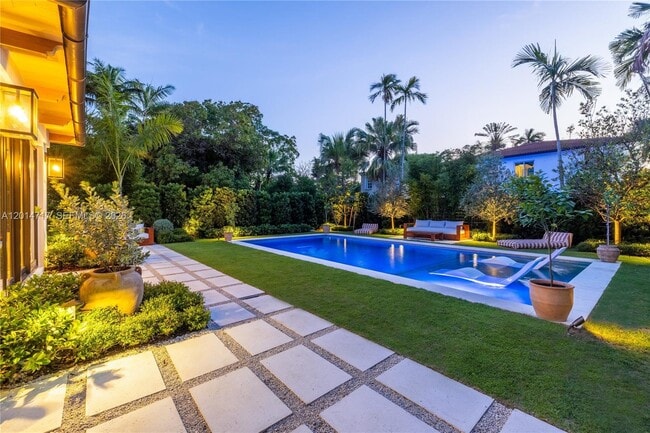 Building Photo - 4430 Royal Palm Ave