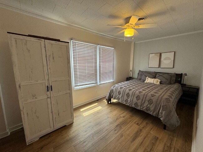 Building Photo - fully furnished 2-bedroom, 1-bath upper duplex