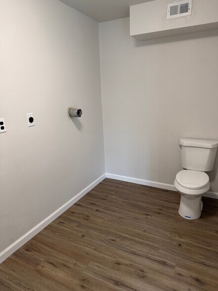 Building Photo - 310 Adelia St
