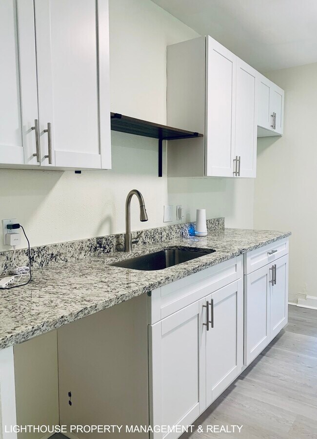 Building Photo - Cozy 3 Bed/1.5 Bath Home with Detached Gar...