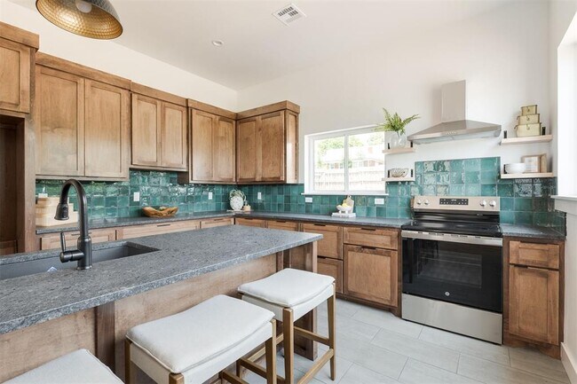 Building Photo - 1005 N Kelham Ave