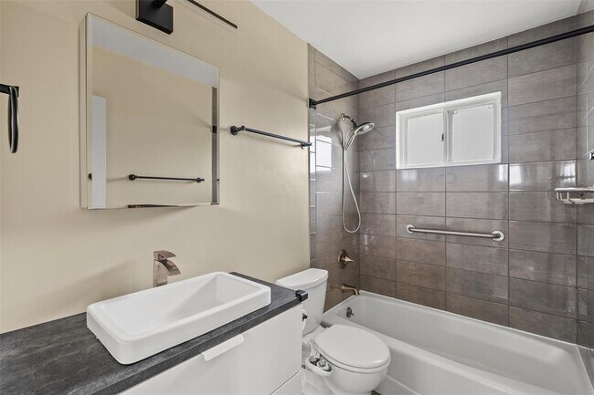 Building Photo - 33 Valley View Dr