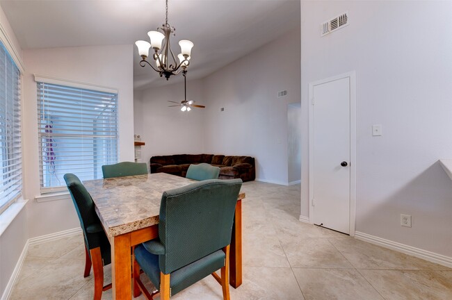 Building Photo - 10703 Highland Woods Dr
