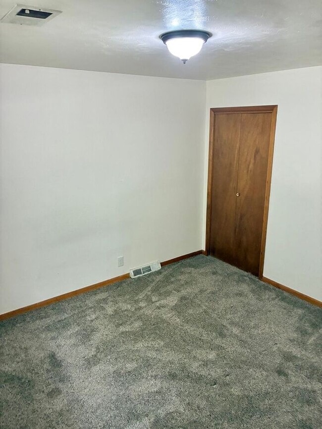 Building Photo - Upper Level 2 Bedroom 1 Bath Duplex Unit in Central Loveland, CO