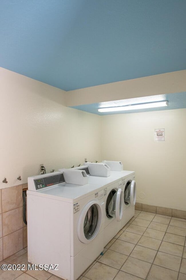 Building Photo - 455 W Kelso St