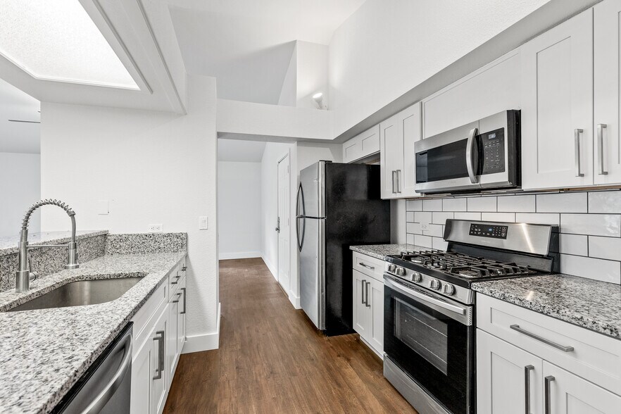 Primary Photo - 111 E Oak Ave