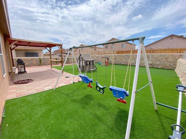 Building Photo - Northeast El Paso(Mesquite Hills 3bed with Refrig A/C and Solar Panels!