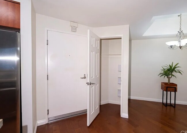 Building Photo - 620 S Gramercy Pl