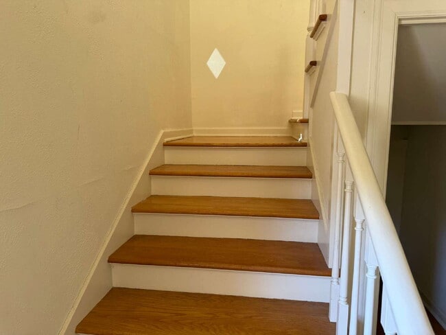 Building Photo - Beautiful two bedroom/1 bathroom with Original Details