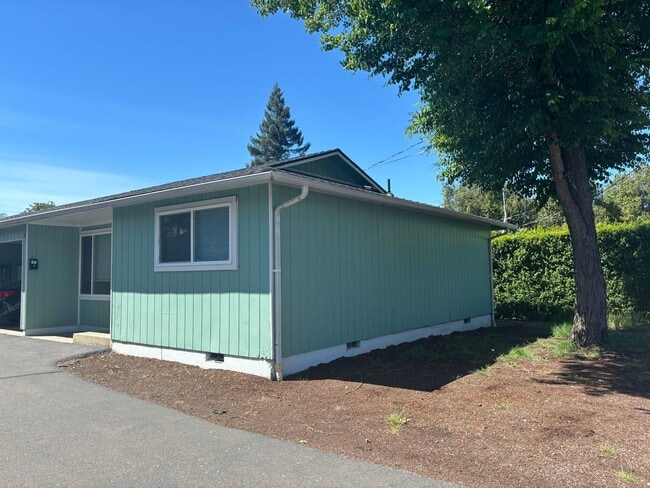 Building Photo - Cute 2 bedroom west Roseburg duplex with carport