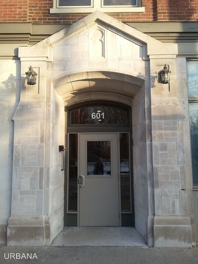 Building Photo - 2 br, 1 bath Apartment - 601 W. Oak Street