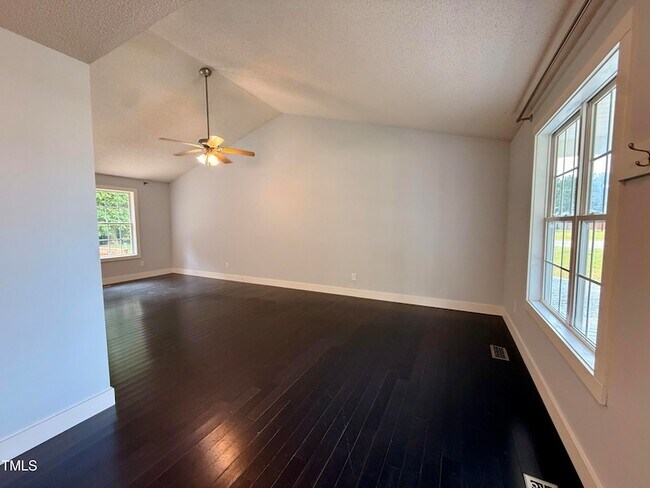 Building Photo - 1000 Meadowgreen Dr