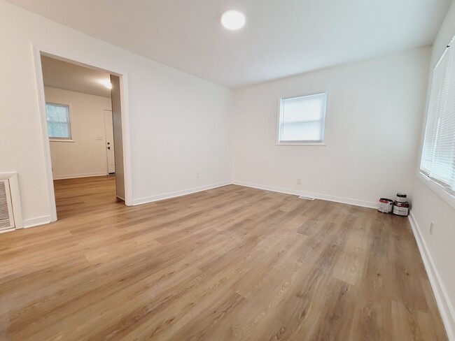 Building Photo - Brand New Remodeled One Bed One Bath
