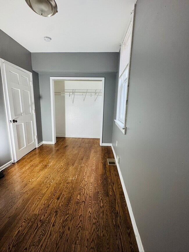 Building Photo - 2123 N Mango Ave