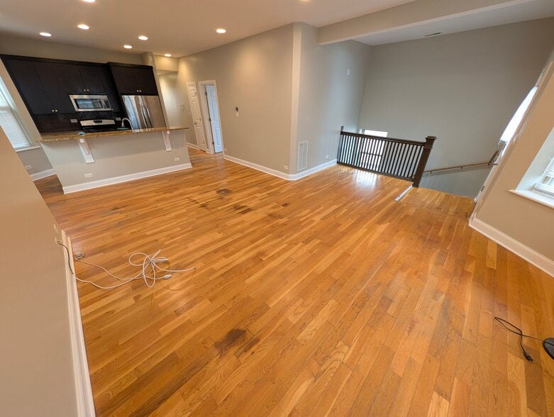 Building Photo - 4742 N Sawyer Ave