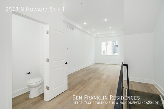 Building Photo - Awesome Bi-Level Apartment in West Kensington