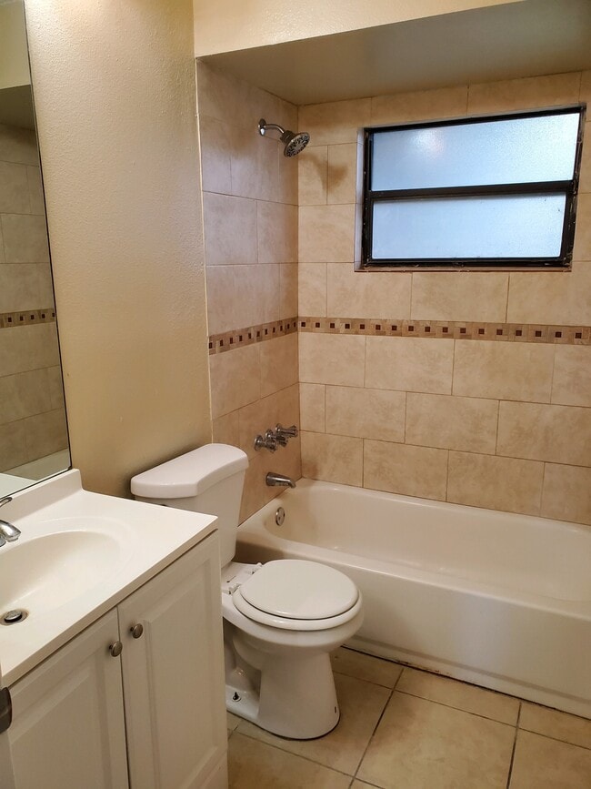 Building Photo - 1038 Begonia Dr