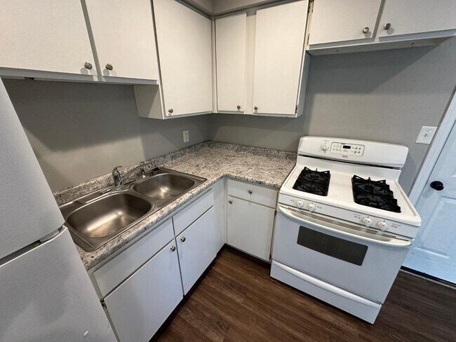 Building Photo - 1807 N Underhill St