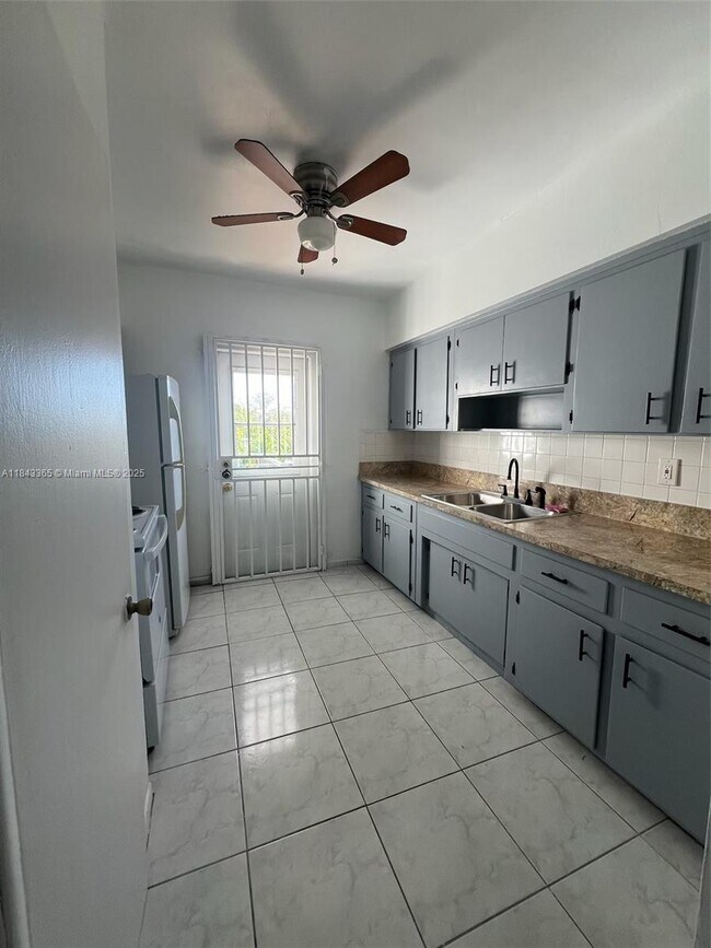 Building Photo - 7845 NE Bayshore Ct