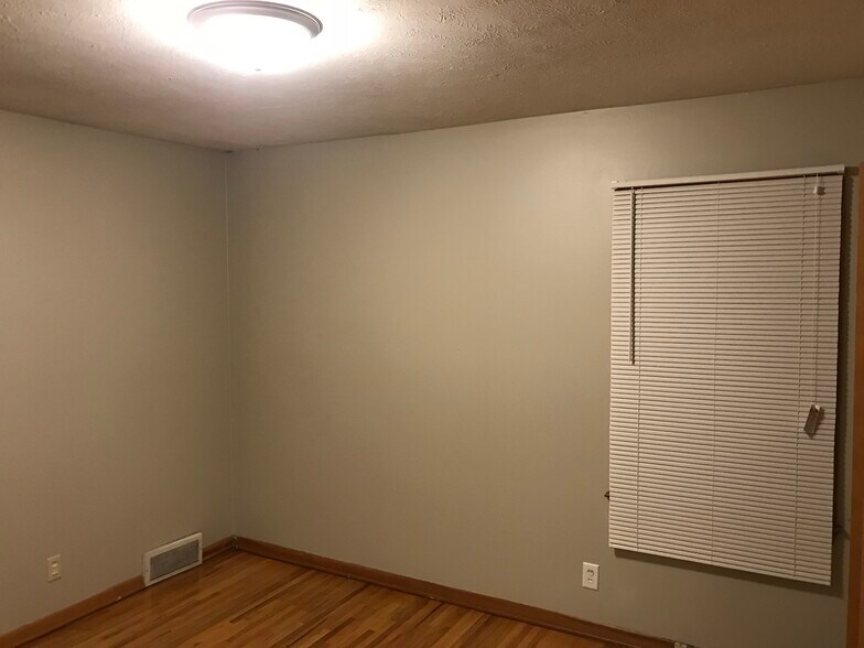 Second bedroom - 3370 s 81st ave