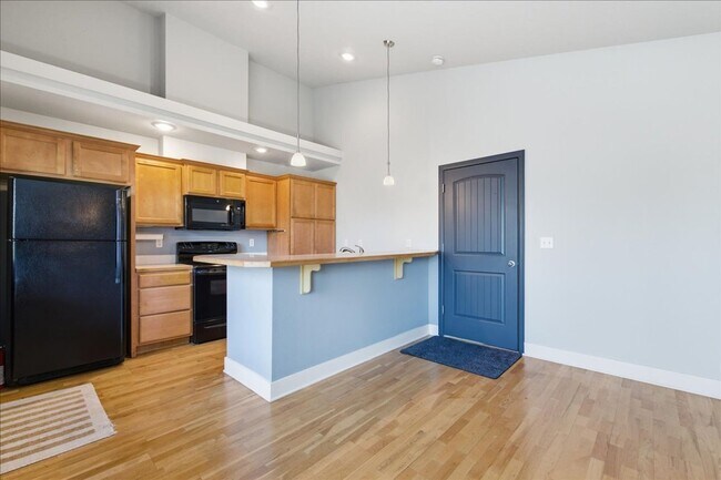 Building Photo - 3 Bedroom, 2 Bath, with 2 Car Garage Located on the Central Bench Rim