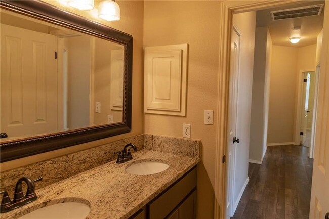 Building Photo - Stunning 4-Bedroom Single Family Home Just...