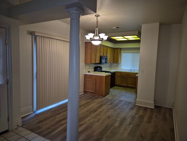 Building Photo - Adorable Spacious 3 Bdrm 3 Bath Home