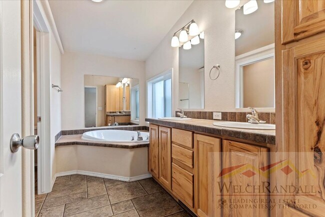 Building Photo - Beautiful 3 Bed 2 Bath Townhome in West Haven