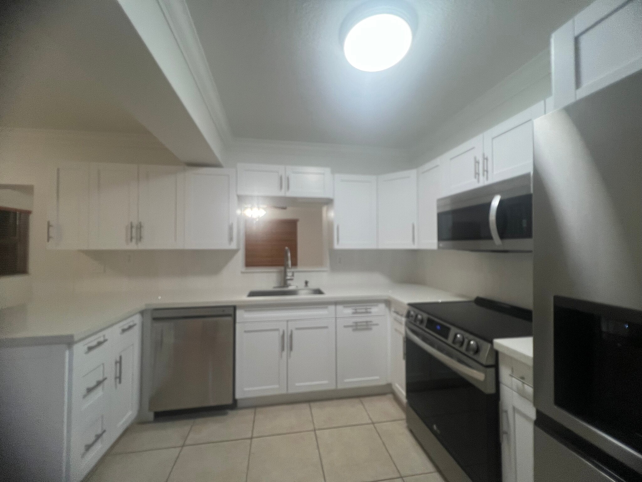 New kitchen and appliances - 403 SW 78th Pl