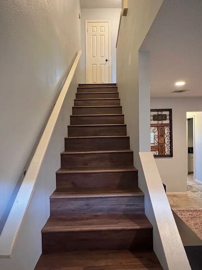 Building Photo - Updated condo at Cobblestone, closet to Campus!