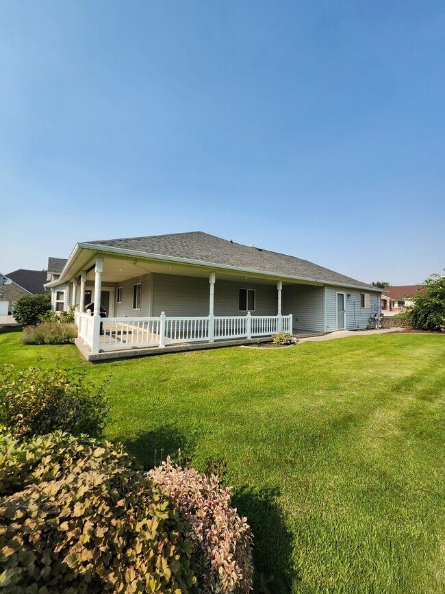 Building Photo - New Listing in a Beautiful Location in a Golf Community
