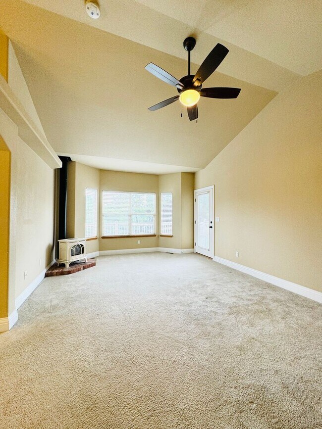 Building Photo - Stunning Executive 4 Bedroom 2 Bath Home in Northwest Loveland - 3-Car Garage!