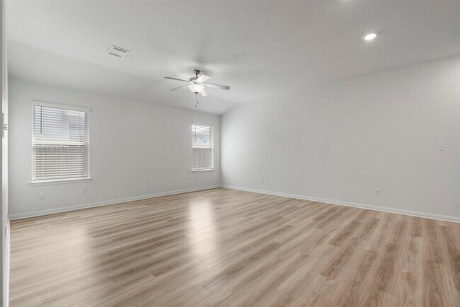 Building Photo - 121 Oakdale Meadows Ln