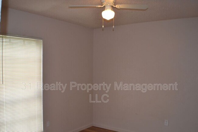 Building Photo - 1520 Pebblewood Dr