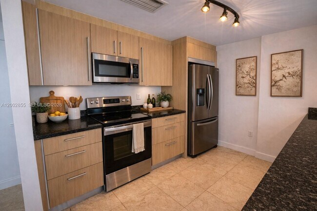 Building Photo - 10275 Collins Ave