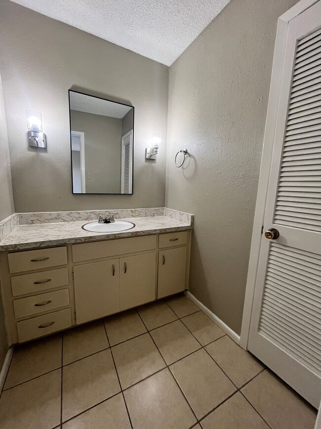 Building Photo - *2 Bedroom, 2.5 Bath Condo* ~move in ready...